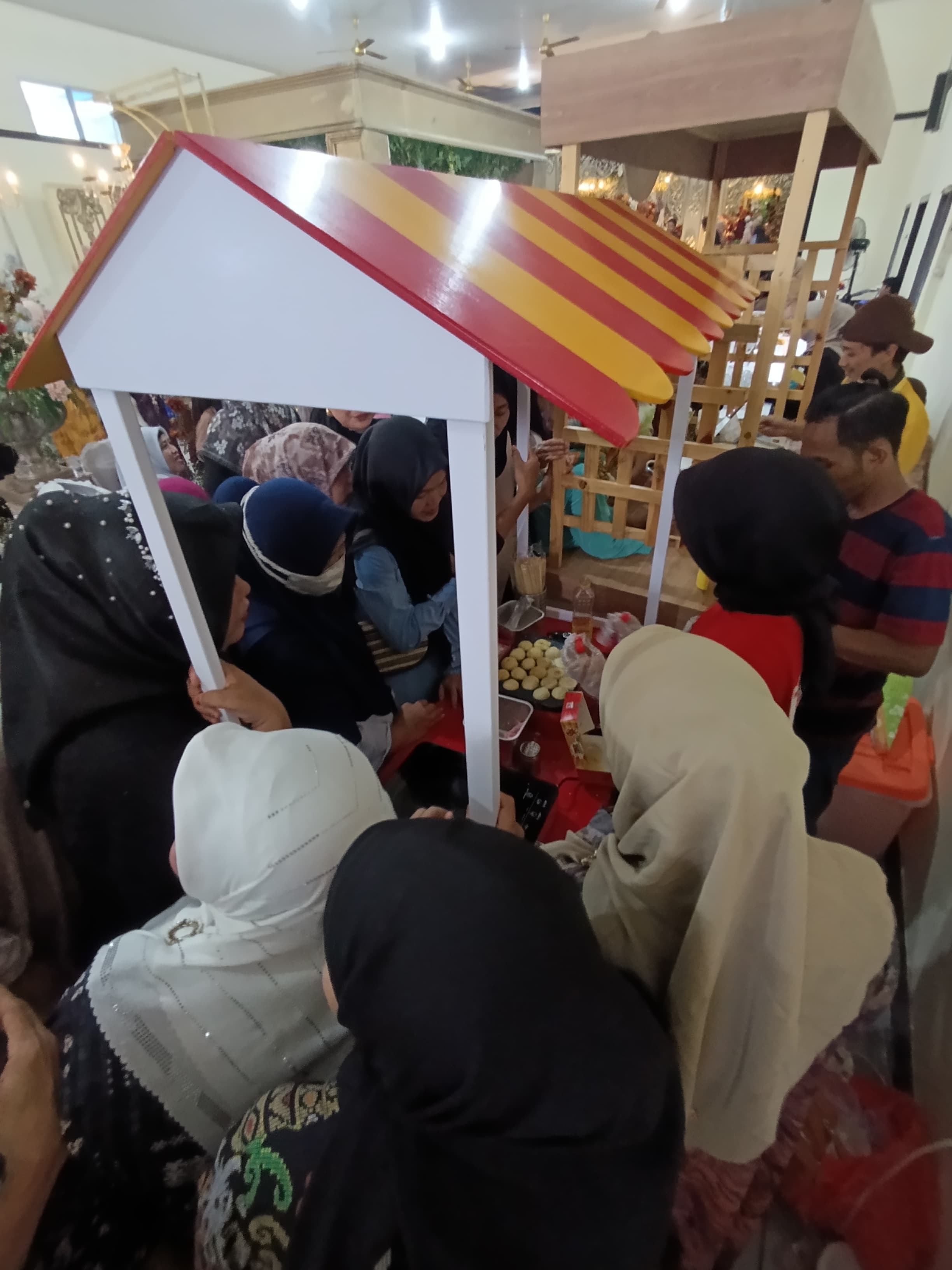 Tamu wedding menyerbu booth takoyaki