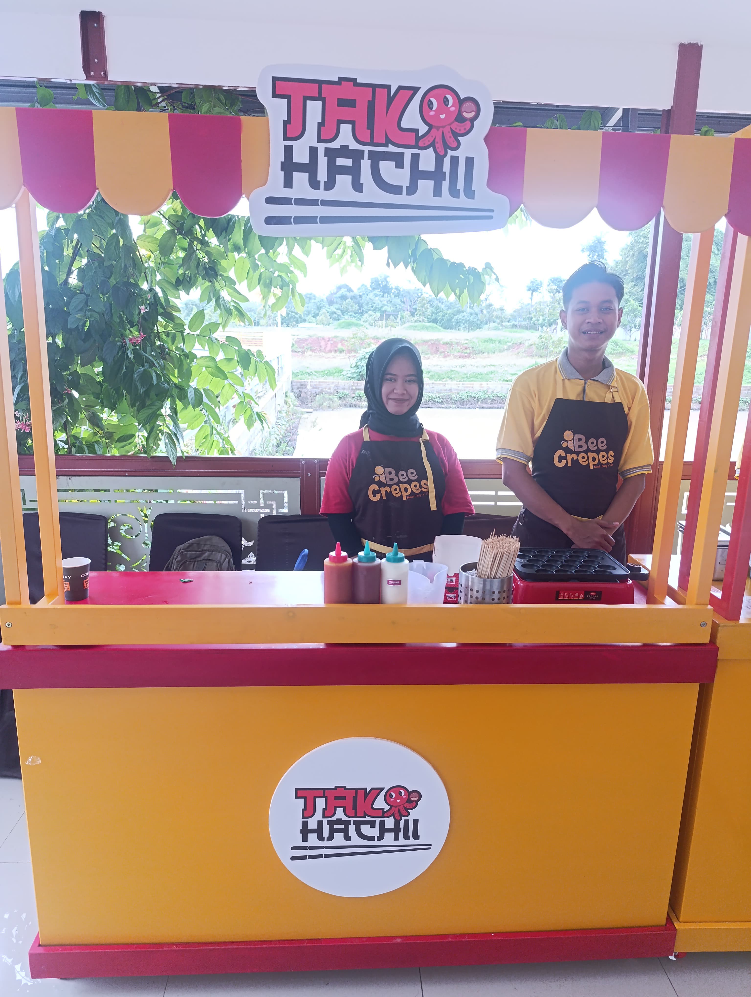 Pelayan siap melayani pesta